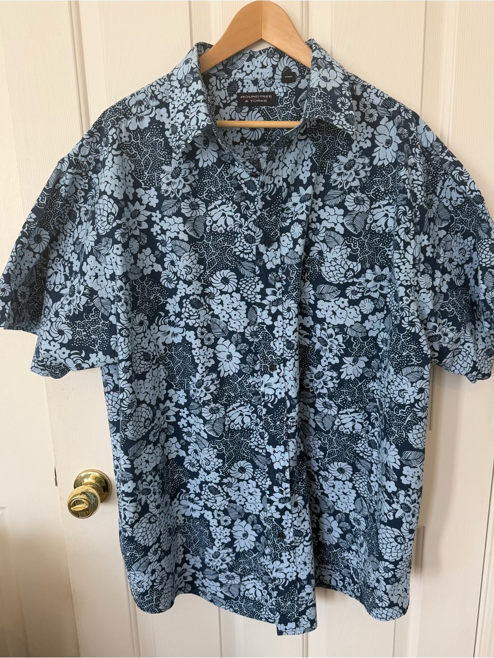 Roundtree & Yorke Navy and Light Blue Floral Short-Sleeve Button-Up Shirt